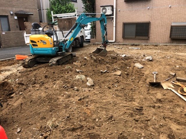 東京都品川区小山台のガレージアスファルト及び物置・ブロック塀撤去処分中の様子です。